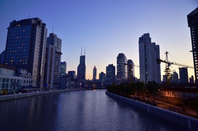 傍晚漫步蘇州河，穿越上海的時光之廊